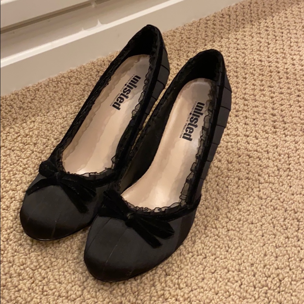 Black ruff heels